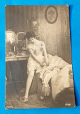 Carte Postala veche anii 1920 - scena de budoar tanara sexi, Circulata, Printata