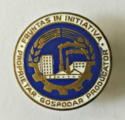 INSIGNA FRUNTAS IN INITIATIVA PROPRIETAR GOSPODAR PRODUCATOR foto