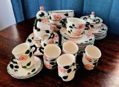 lot de 44 piese VILLEROY &amp; BOCH seria Wild Rose farfurii platouri cesti portelan lucrat in relief cu motive florale trandafir
