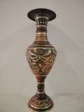 Superba vaza din bronz decorativă din alamă, gravată manual cu motive florale intricate &icirc;n tonuri de negru și roșu