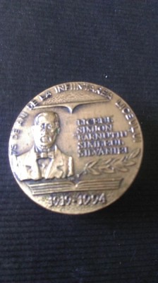 INSIGNA 75 DE ANI DE LA INFIINTAREA LICEULUI SIMION BARNUTIU foto