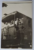 Ofiter &amp; vagon de tren cu placuta Brasov Fotografie Carte Postala anii 1920