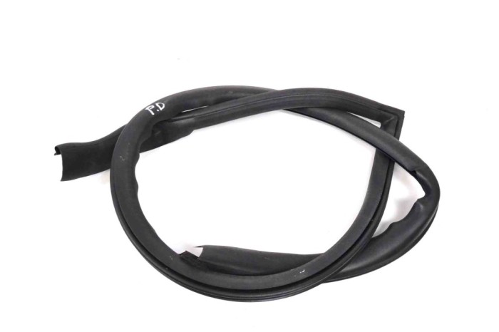 Garnitura ușă dreapta față ASTON MARTIN DB11 2018 OEM: HY53-C20708-AC