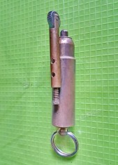 E457-Bricheta veche GLONT benzina bronz masiv manual executata stare buna.
