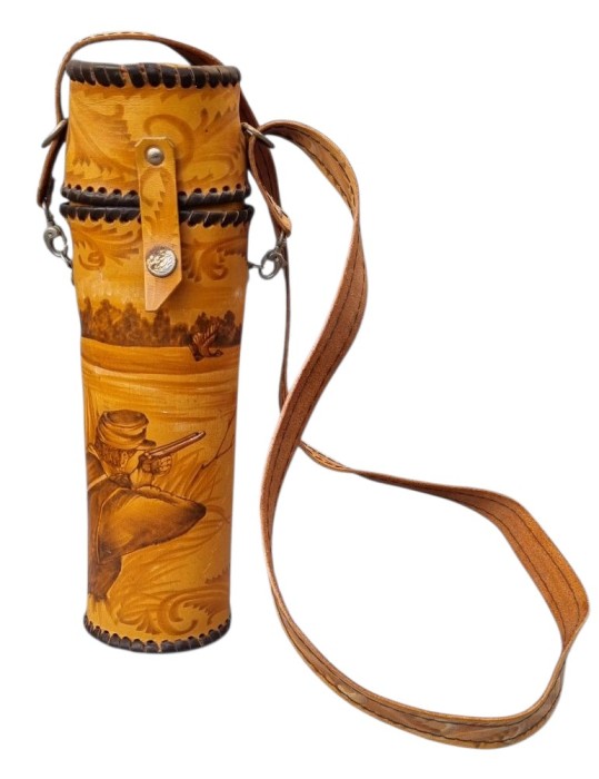 SUPORT VINTAGE DIN PIELE NATURALA PENTRU STICLA, MODEL V&Acirc;NĂTORESC