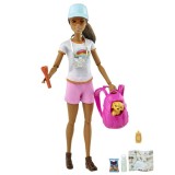 Papusa Barbie bruneta in drumetie cu catelus, Mattel
