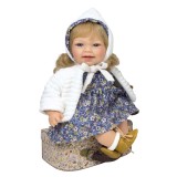 Cumpara ieftin Papusa Nines D&#039;Onil Little Susi cu sunete, parul blond, palton alb si miros de vanilie 40 cm