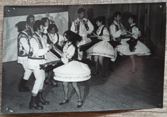 Studenti romani la dansuri populare// fotografie perioada comunista