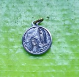 H140-Medalion mic vechi FECIOARA MARIA DIN LOURDES alama argintata, diam. 2 cm.