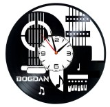 Ceas de Perete Decorativ &ldquo;Guitar World&rdquo;, din Disc Vinil Reciclat, Design Chitare și Note Muzicale, Negru, Mecanism Silențios (Sweep), 30 cm(personaliz