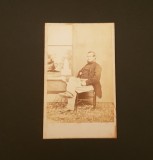Portret Bărbat . Studio Victorian. Fotografie carte de vizită veche