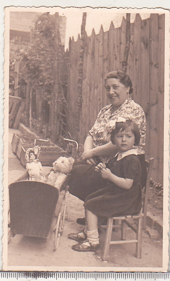 bnk foto Fetita - carucior cu papusa si ursulet - 1941