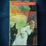 Cumpara ieftin THE TWISTED CAMEO - KATHERYN KIMBOROUGH - A QUEEN SIZE GOTHIC