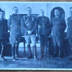 Foto interbelica ; Grup de ofiteri , in centru General Radu Niculescu Cociu