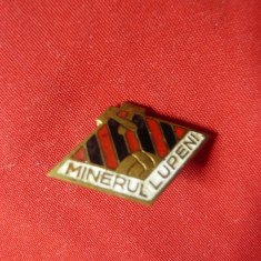 Insigna veche a Clubului de Fotbal Minerul Lupeni, h=2,2 cm , metal si email