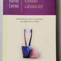 GHIDUL CASNICIEI - INDRUMARI PENTRU CEI CASATORITI SAU AFLATI INTR- O RELATIE de HARRIET LERNER , 2017 * PREZINTA URME DE INDOIRE