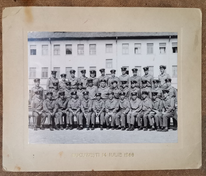 Fotografie mare grup de subofițeri Transmisiuni, București 1968, 25x31cm