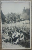 Mama cu copii la marginea drumului// foto tip CP, perioada interbelica