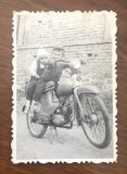 Cumpara ieftin Impresionanta fotografie veche - copii pe motoreta de Cluj