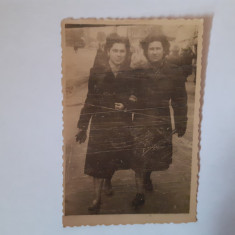 Fotografie dimensiune 6/9 cm cu 2 femei pe strada Galați