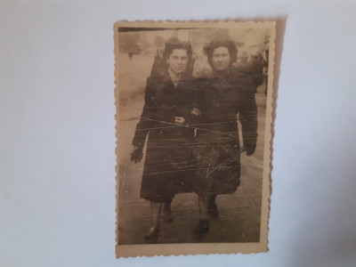 Fotografie dimensiune 6/9 cm cu 2 femei pe strada Galați foto