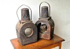 2 bucati LAMPI Semnalizare Caile Ferate de epoca vechi inceput sec XX cca 25 x 48 x 22 cm fiecare decor autentic man cave antichitati CFR