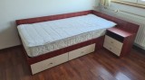 Pat 1 persoana 90 x 200: cadru + somiera rama metal si lamele din fag stratificat + 2 sertare mari depozitare + saltea arcuri + noptiera 2 sertare