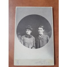 Fotografie portret femeie si barbat, pe carton, sfarsit de secol XIX