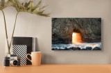 Tablou Canvas, "Furtuna și lumina prin st&acirc;nci", Pietre, Peșteră, Soare, Apus, Valuri, Ocean, Lumină, Natură, Spectacol, Răsuflare., 39 x 26 cm, CMCLAS