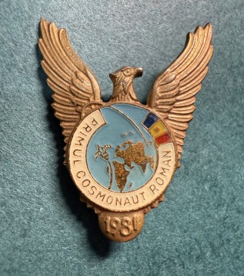 Insigna Primul Cosmonaut Roman varianta aurie 1981 foto