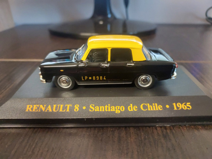 Macheta RENAULT 8 TAXI SANTIAGO DE CHILE 1965 - Ixo, 1/43, noua.
