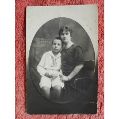 Fotografie tip carte postala, mama si fiu, perioada interbelica