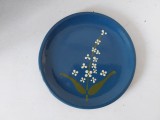 Farfurie ceramica veche, smaltuita albastra si picata manual cu decor cu flori, 20cm diametru