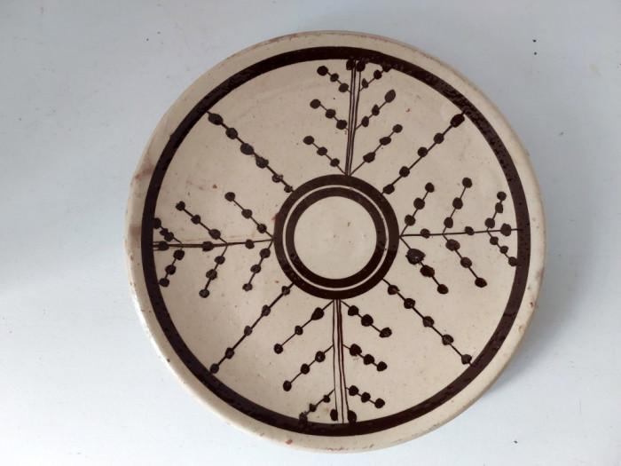 Farfurie ceramica (lut) veche, decor abstrat cu maro pe fundal crem, 22.5cm diam