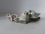 Figurină ceramică vintage &ndash; doua păsări pe o creangă de copac, cu flori, 19&times;6 cm, lucrata si pictată manual