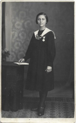 P1939N Elevă cu medalie școlară, studio Carmen Sylva, perioada interbelică foto