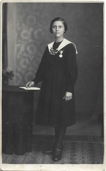P1939N Elevă cu medalie școlară, studio Carmen Sylva, perioada interbelică