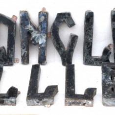 Litere vechi din tabla pentru reclama magazin font de tip arhaic romanesc