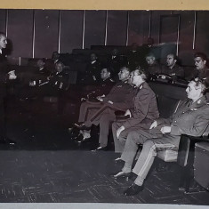 DELEGATIE MILITARA ROMANA , LA O PREZENTARE IN SALA , CU OFITERI FRANCEZI , FOTOGRAFIE , ANII '70 - 80