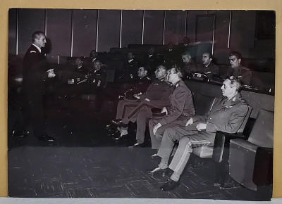 DELEGATIE MILITARA ROMANA , LA O PREZENTARE IN SALA , CU OFITERI FRANCEZI , FOTOGRAFIE , ANII &amp;#039;70 - 80 foto