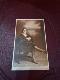 fotografie tip carte postala, Femeie pe scaun, alb negru - Foto Princiar