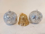 Lot 3 globuri vechi, de metal, decor brad / pom de Craciun, auriu si argintiu, 2 rotunde si unul in forma de clopotel, cca 6cm diametru