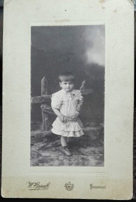 Fotografie pe carton, fetita de 2 ani, inceput de secol XX foto