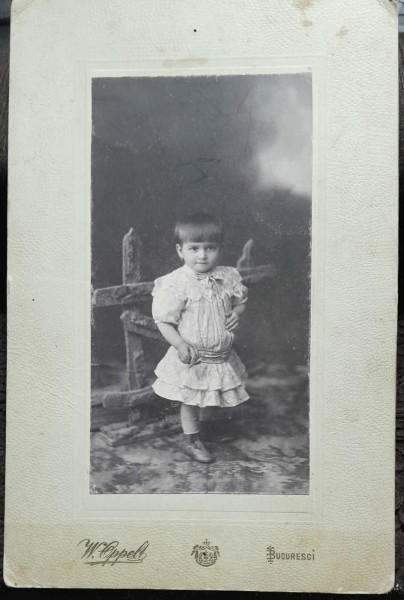 Fotografie pe carton, fetita de 2 ani, inceput de secol XX