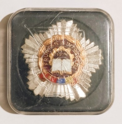 INSIGNA FRUNTAS IN INTRECERE 1975 IN CUTIE ORIGINALA ( CITITI DESCRIEREA ) foto