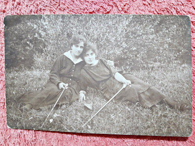 Fotografie tip carte postala, prietene la pescuit, 1920 foto