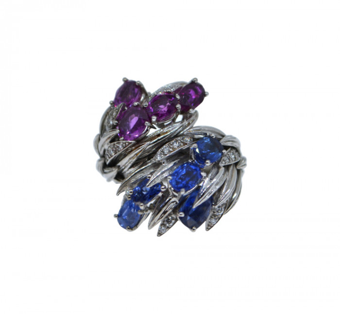 Excepțional inel din aur alb, decorat cu diamante, safire albastre și roz