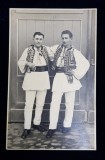 DOI BARBATI IN COSTUME POPULARE , FOTOGRAFIE TIP CARTE POSTALA , MONOCROMA , NECIRCULATA , PERIOADA INTERBELICA