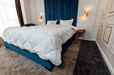 Pilota matlasata iarna groasa PureDream Coneltex, dimensiuni 180x210 cm, dreptunghiulara, culoare alba, umplutura fibra siliconizata antialergica, den