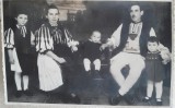 Fotografie, familie in straie populare din zona Ardealului, perioada interbelica